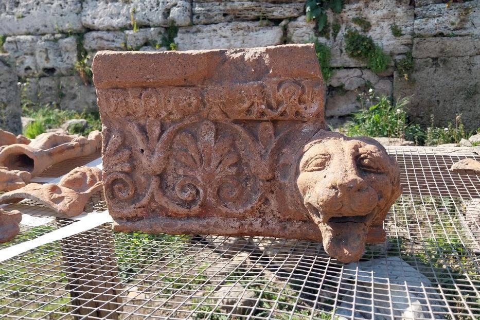 Le decorazioni in terracotta colorata del tetto con i gocciolatoi a forma di leone