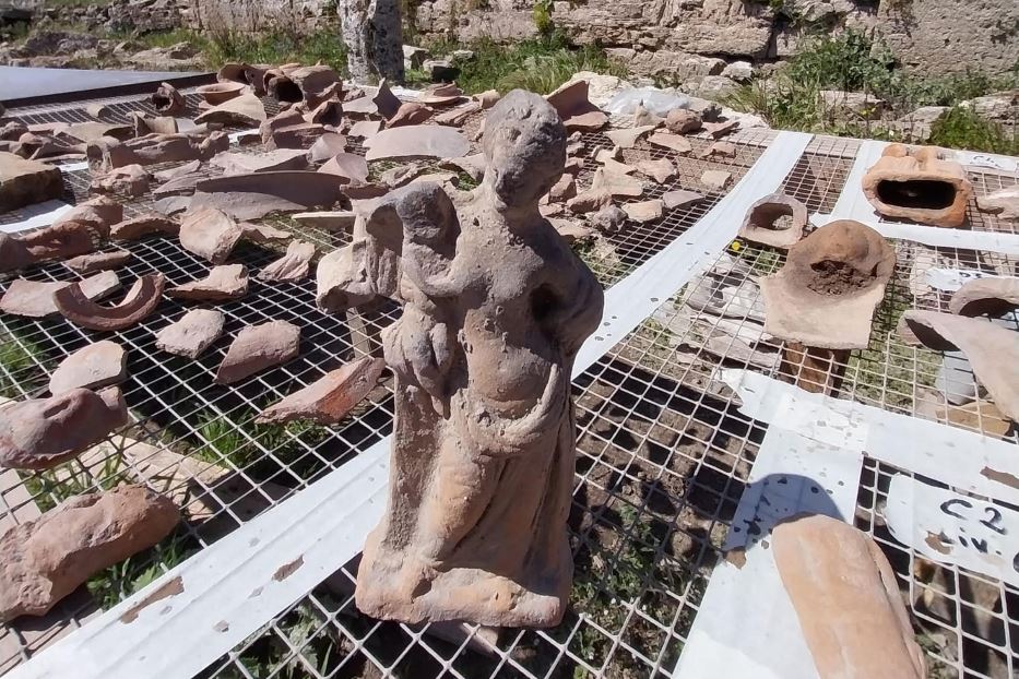 Una delle statuette di terracotta ritrovate
