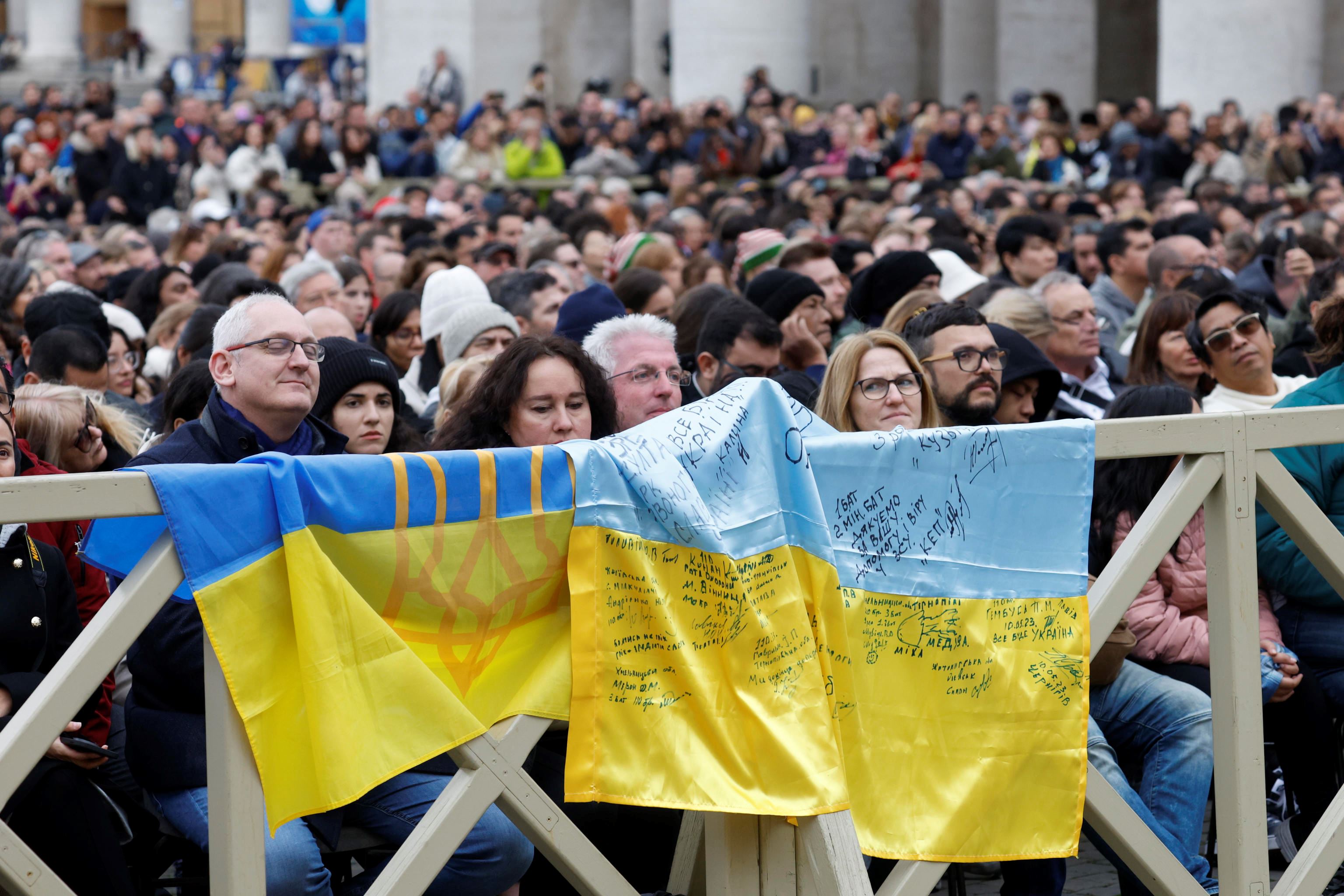 Una bandiera ucraina esposta dai fedeli a San Pietro il giorno di Natale