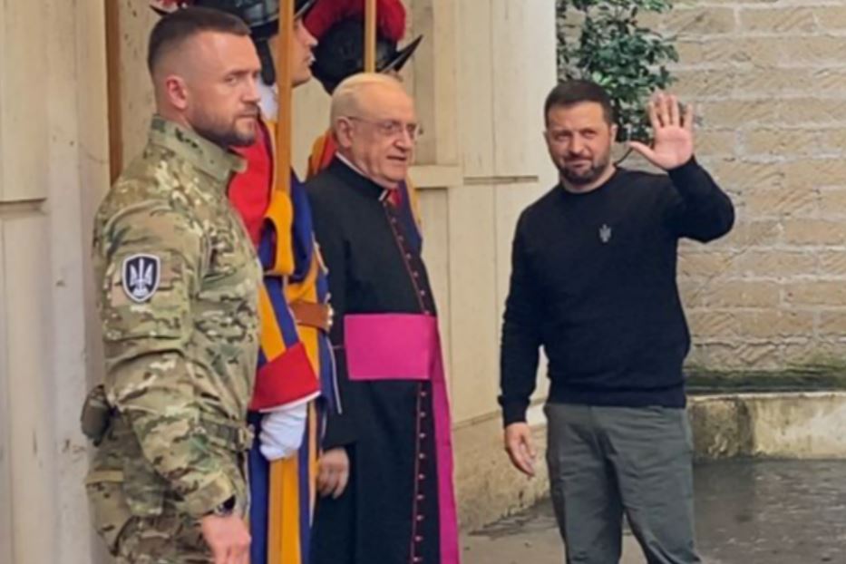 L'arrivo del presidente ucraino Zelensky in Vaticano, accolto da monsignor Leonardo Sapienza