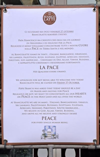 Il cartello con cui si annuncia la chiusura per l'adesione alla Giornata di preghiera e digiuno per la pace
