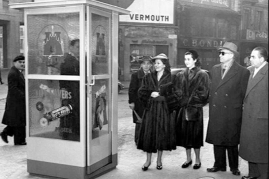 La prima cabina telefonica a Milano, in piazza San Babila: fu inaugurata il 10 febbraio del 1952