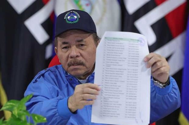 Il dittatore del Nicaragua, Daniel Ortega, mostra la lista dei 222 oppositori che ha mandato in esilio negli Usa, in accordo col governo Biden. Ma uno si è rifiutato di partire: il vescovo Álvarez