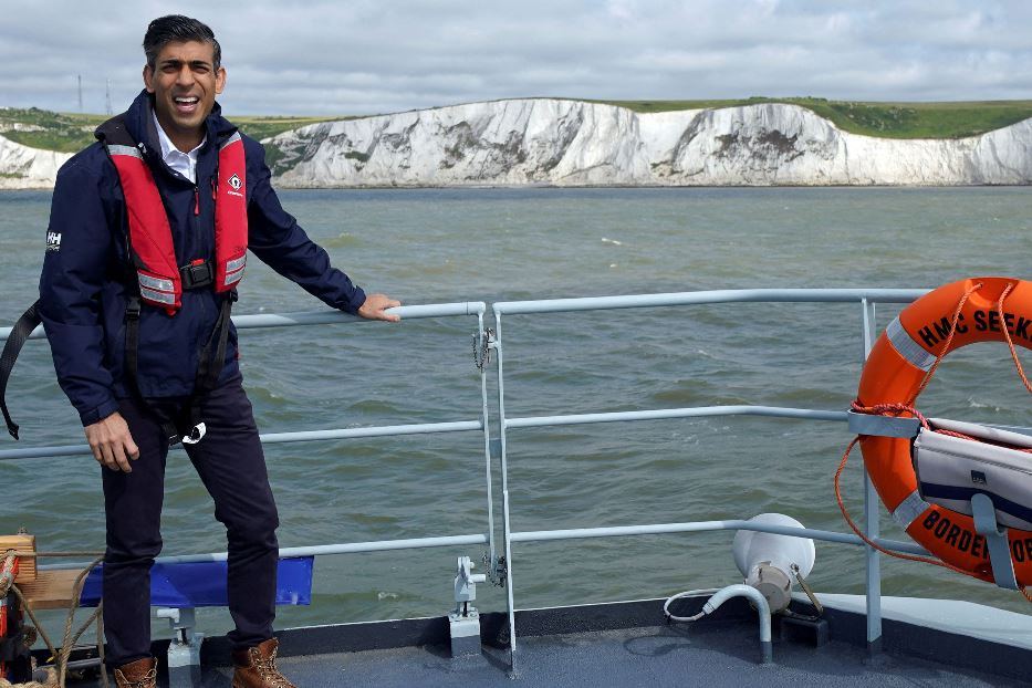 Il premier britannico Rishi Sunak a bordo della 'HMC Searcher', una delle navi usate dalla guardia di costiera per controllare le acque territoriali del Regno Unito