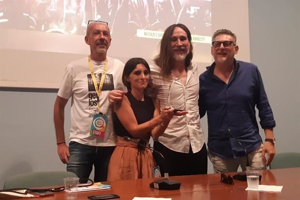 Manuel Agnelli riceve il Premio Amnesty Italia sezione Big da Michele Lionello, Francesca Corbo e il sindaco di Rovigo Edoardo Gaffeo