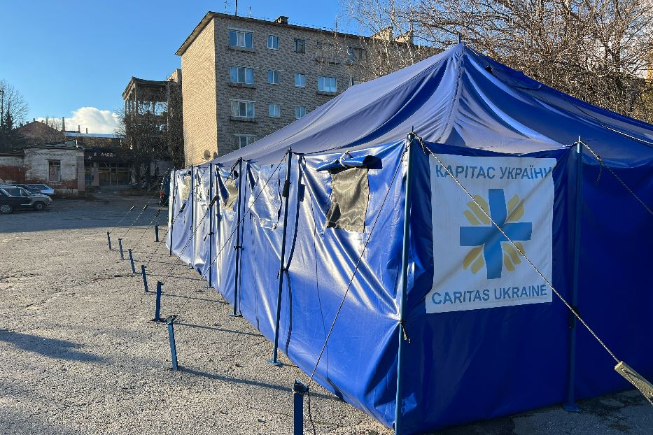 La tenda della Caritas che presidia il terreno infestato di mine dai russi dove dovrebbe nascere la nuova chiesa