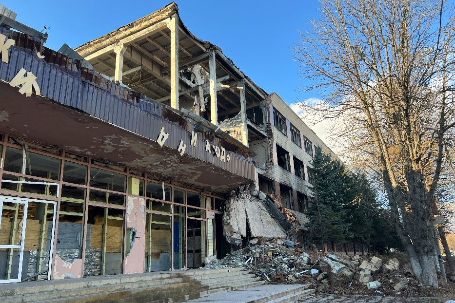 Lo stabilimento di Izyum devastato da un missile russo davanti alla casa del parroco