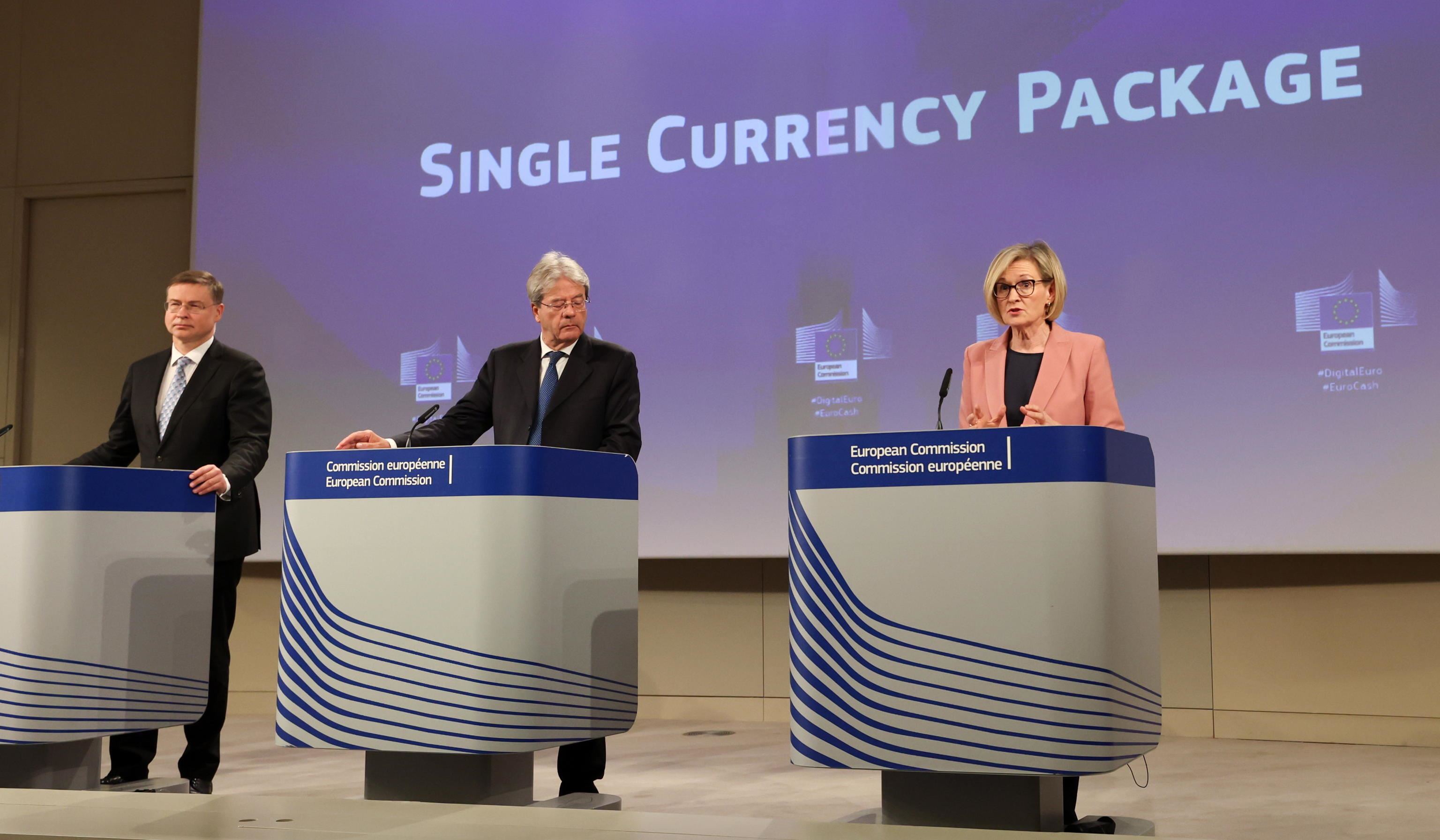 I commissari europei Valdis Dombrovskis, Paolo Gentiloni e Mairead McGuinness presentano il Single Currency Package