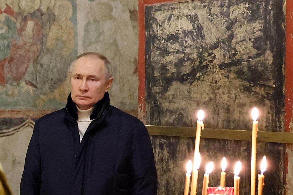 Il presidente russo solo alla Messa di Natale al Cremlino