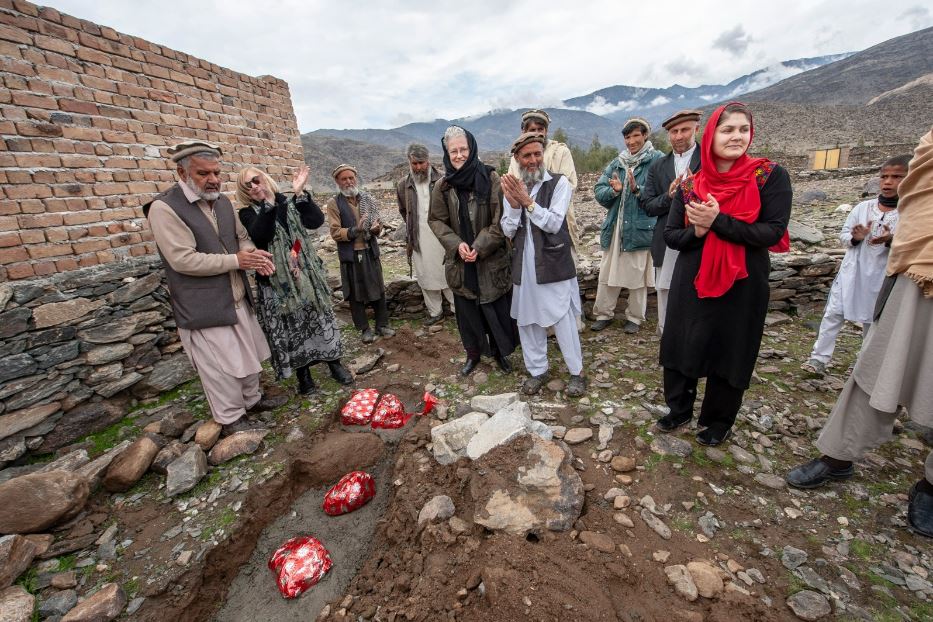 Laura Quagliuolo in un villaggio vicino a Jalalabad per l'inaugurazione di un ambulatorio