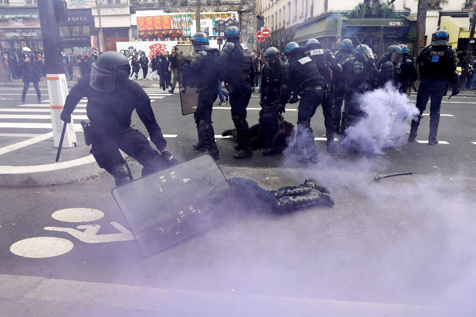 A terra un gendarme ferito nel nono giorno di protesta a Parigi.  Il ministro dell'Interno francese ha parlato di 457 arresti e 441 gendarmi feriti