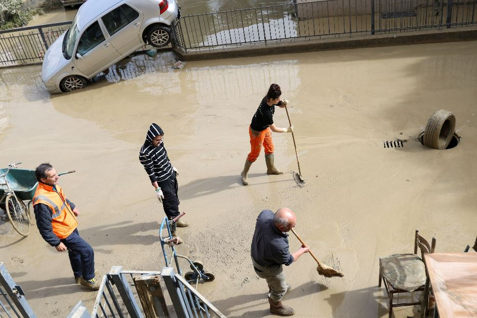Altri volontari in campo a Faenza. Il fango ha invaso tutto il centro cittadino
