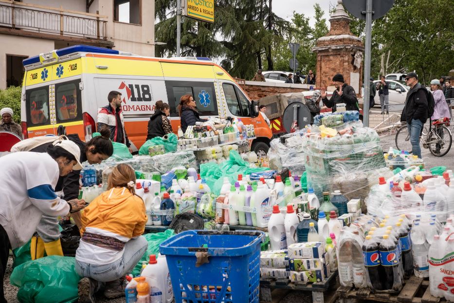 Viveri e soccorsi accumulati ieri sulle strade di Cesena