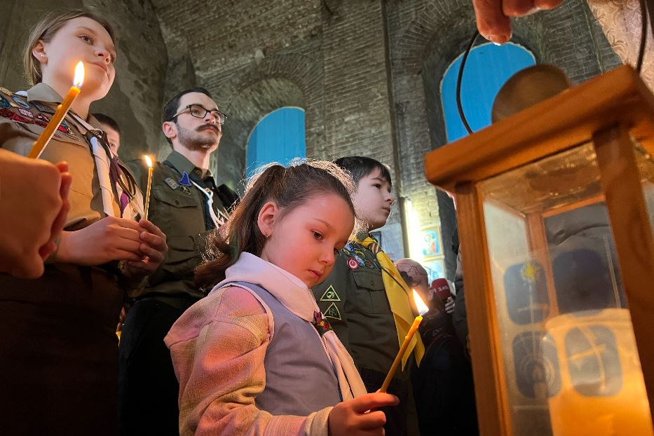La 'luce della pace di Betlemme' portata a Kharkiv dagli scout ucraini