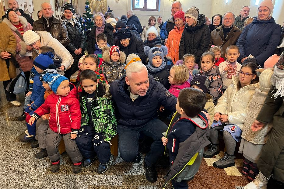 Il sindaco di Kharkiv, Ihor Terekhov, con i bambini nella Cattedrale greco-cattolica a Natale