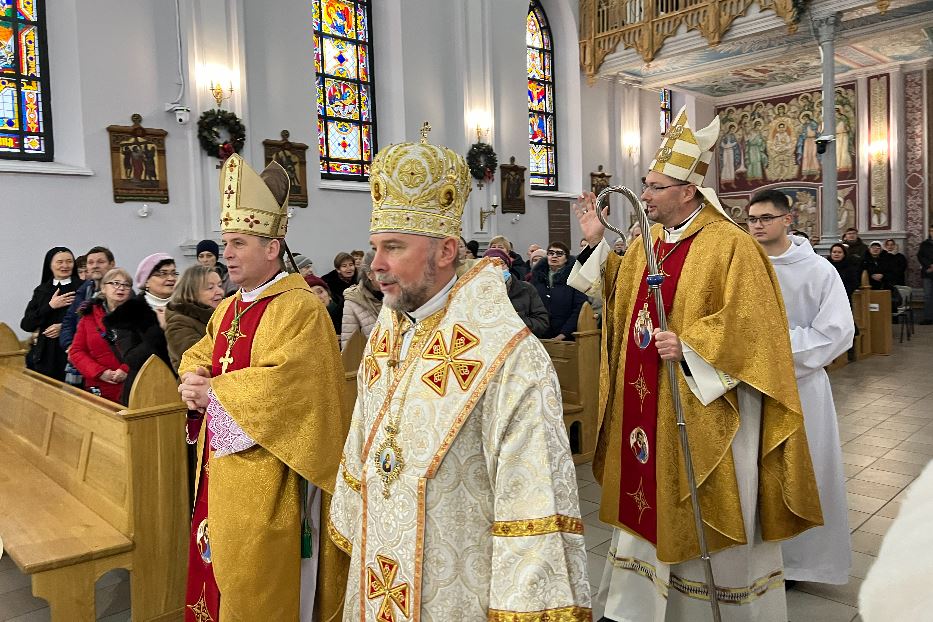 La Messa di Natale a Kharkiv con il nunzio Visvaldas Kulbokas assieme al vescovo greco-cattolico Vasyl Tuchapets e a quello latino Pavlo Honcharuk
