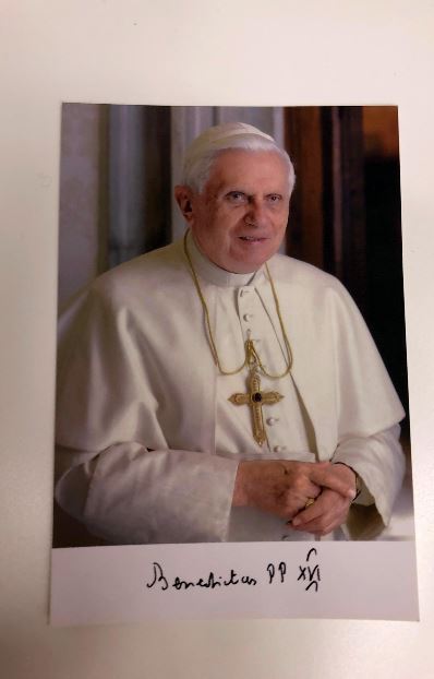 La foto distribuita ai fedeli in attesa di rendere omaggio alla salma del Papa emerito