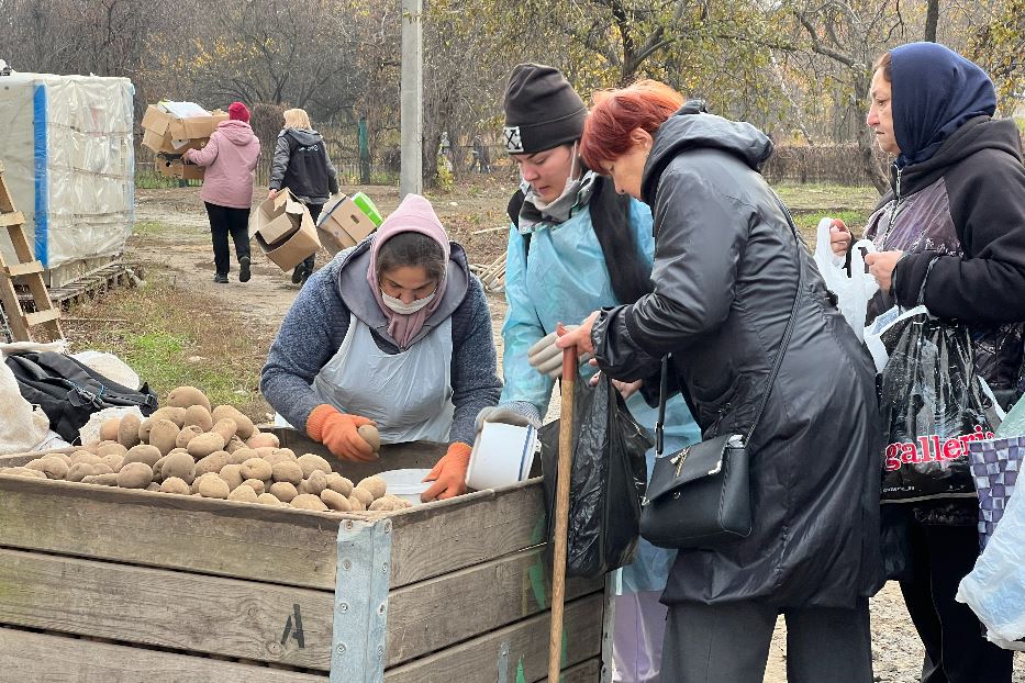 I poveri di guerra ricevono cibo e beni di prima necessità davanti alla Cattedrale greco-cattolica di Kharkiv