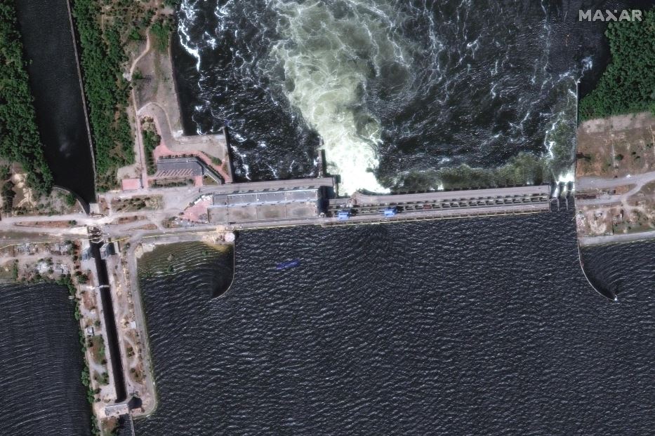 Un'immagine satellitare della diga di Nova Kakhovka prima del collasso