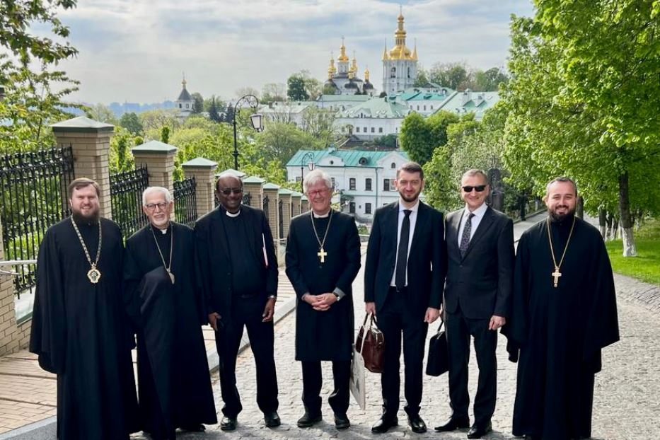 La delegazione del Consiglio ecumenico delle Chiese nel monastero delle Grotte a Kiev che è al centro di un braccio di ferro religioso e politico