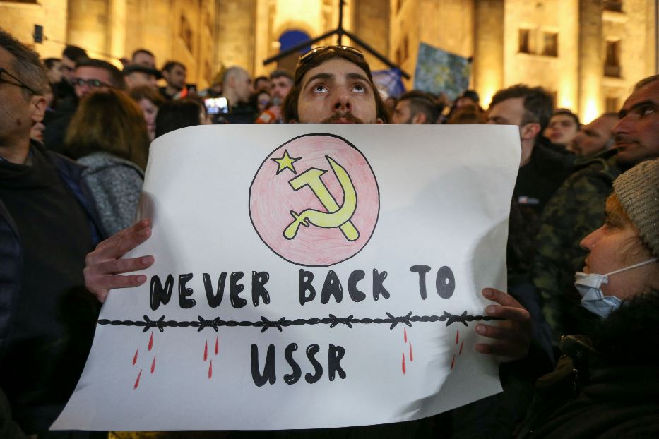 Un cartello contro il rischio di un ritorno della Georgia nell'orbita russa: il Paese caucasico era parte dell'Unione Sovietica
