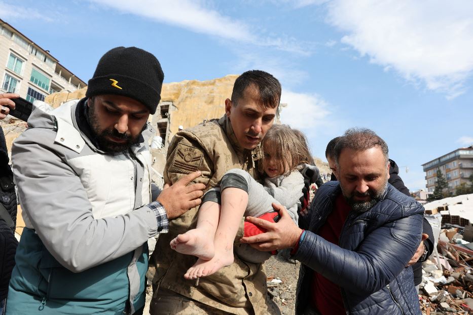 Muhammet Ruzgar, 5 anni, estratta oggi dalle macerie ad Hatay in Turchia