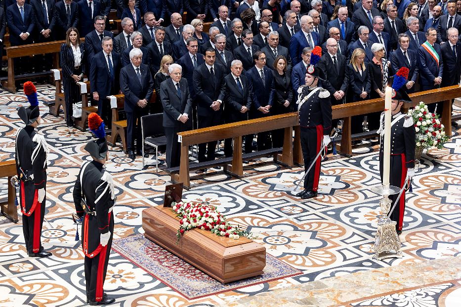 I funerali di Stato di Silvio Berlusconi nel Duomo di Milano: in prima fila il presidente Mattarella e il premier Meloni