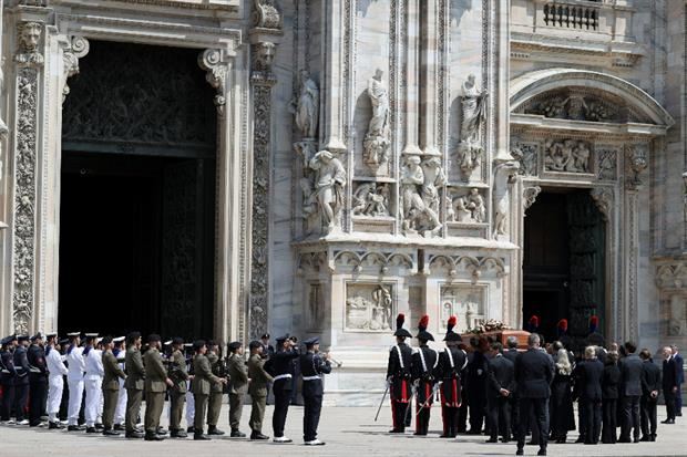 Il feretro di Berlusconi viene portato nel Duomo di Milano