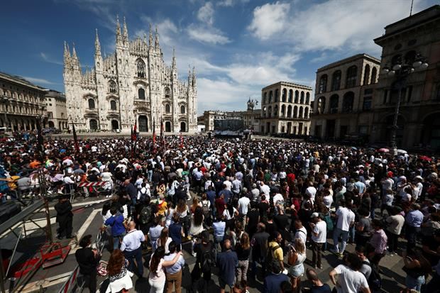 Milano: la folla in piazza Duomo per il funerale di Berlusconi