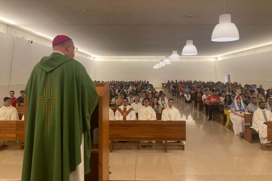 L'arcivescovo di Melbourne, Peter Comensoli, celebra a San Pietro con i pellegrini della sua diocesi