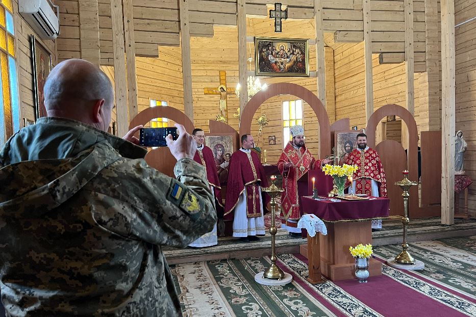 Il vescovo Maksym Ryabukha nella parrocchia greco-cattolica di Kramatorsk