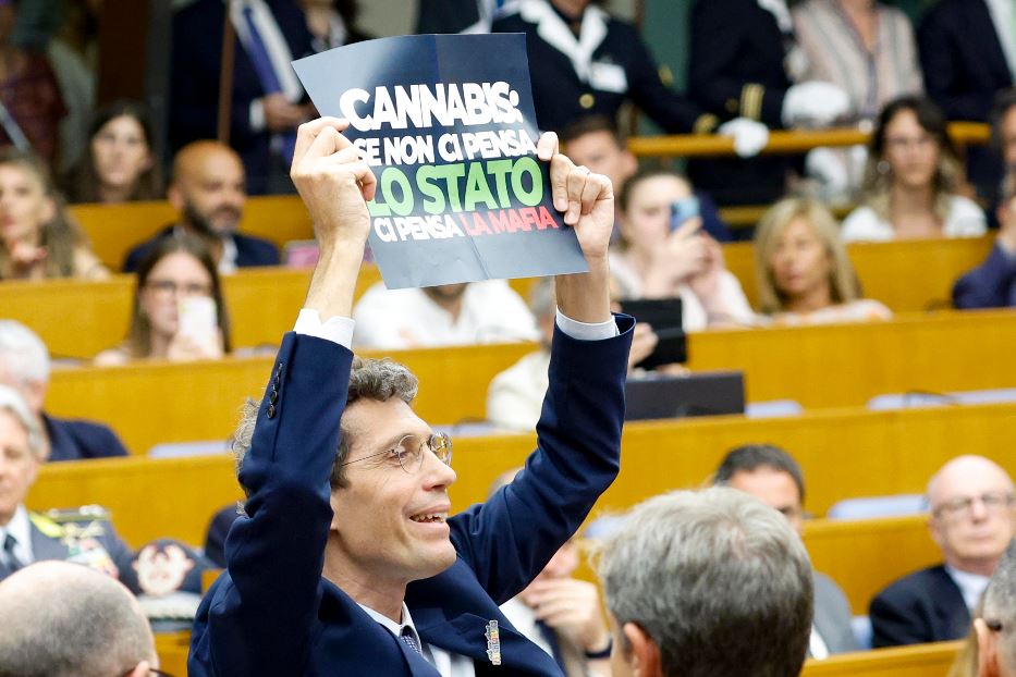 Un momento della contestazione alla premier: Riccardo Magi solleva il cartello per la legalizzazione della cannabis
