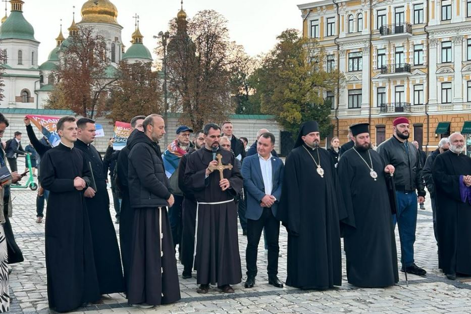 I frati francescani alla preghiera per la pace organizzata a Kiev dagli attivisti italiani del Mean