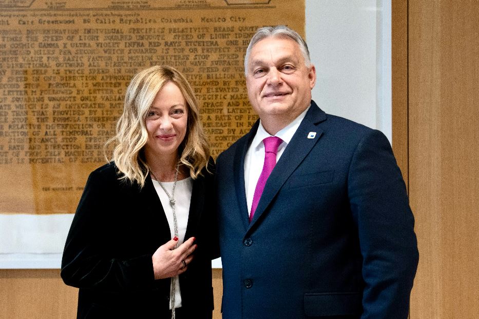 La presidente del Consiglio Giorgia Meloni e il premier ungherese Victor Orban