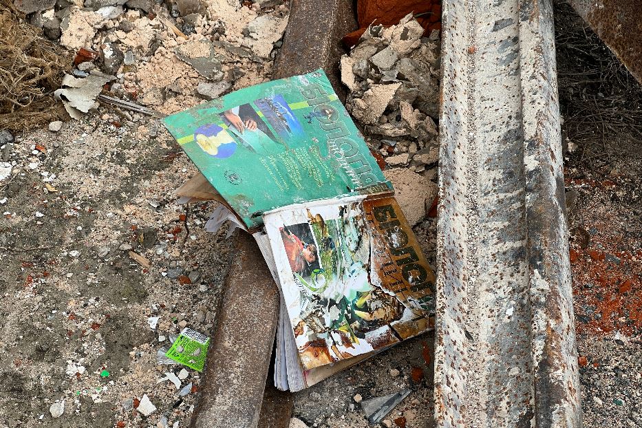 Il libro fra le macerie di una scuola bombardata a Merefa, città a trenta chilometri da Kharkiv