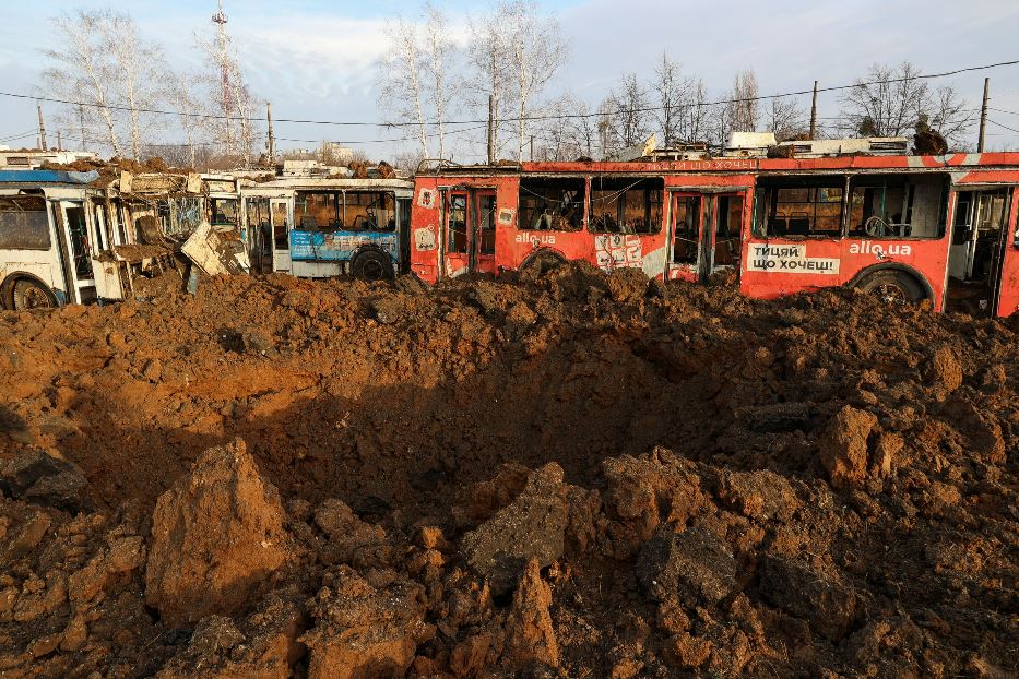 Due missili su un quartiere residenziale di Kharkiv devastano un deposito di mezzi pubblici