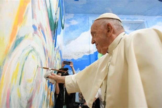La pennellata del Papa sul murale lungo 3 km
