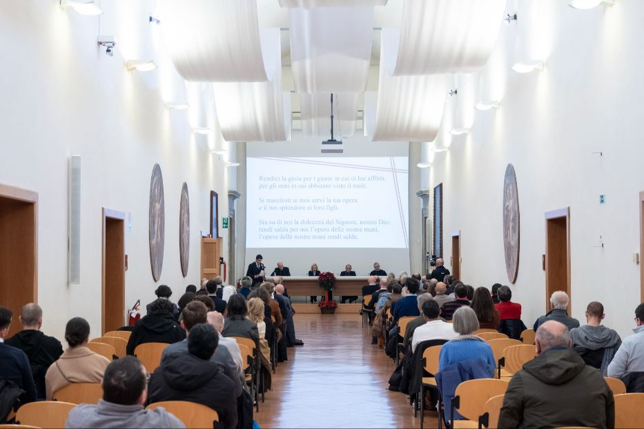 Milano: la sala convegni della Facoltà Teologica, gremita per l'apertura dell'anno accademico 2023-2024