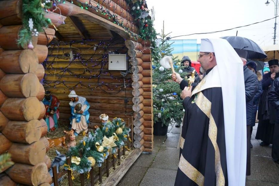 L’arcivescovo Sviatoslav Shevchuk, capo della Chiesa greco-cattolica ucraina, mentre benedice un presepe