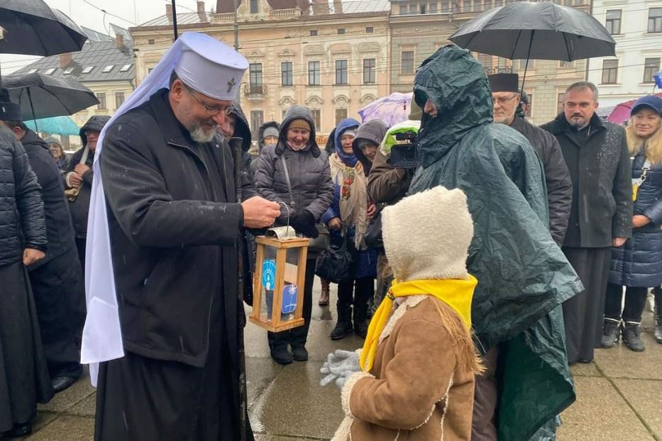 L’arcivescovo Sviatoslav Shevchuk, capo della Chiesa greco-cattolica ucraina, con i fedeli nei giorni precedenti il Natale