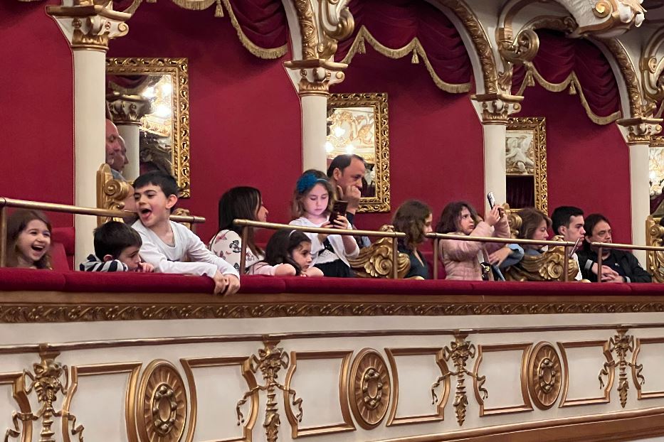 Il pubblico di bambini e famiglie al Petruzzelli di Bari
