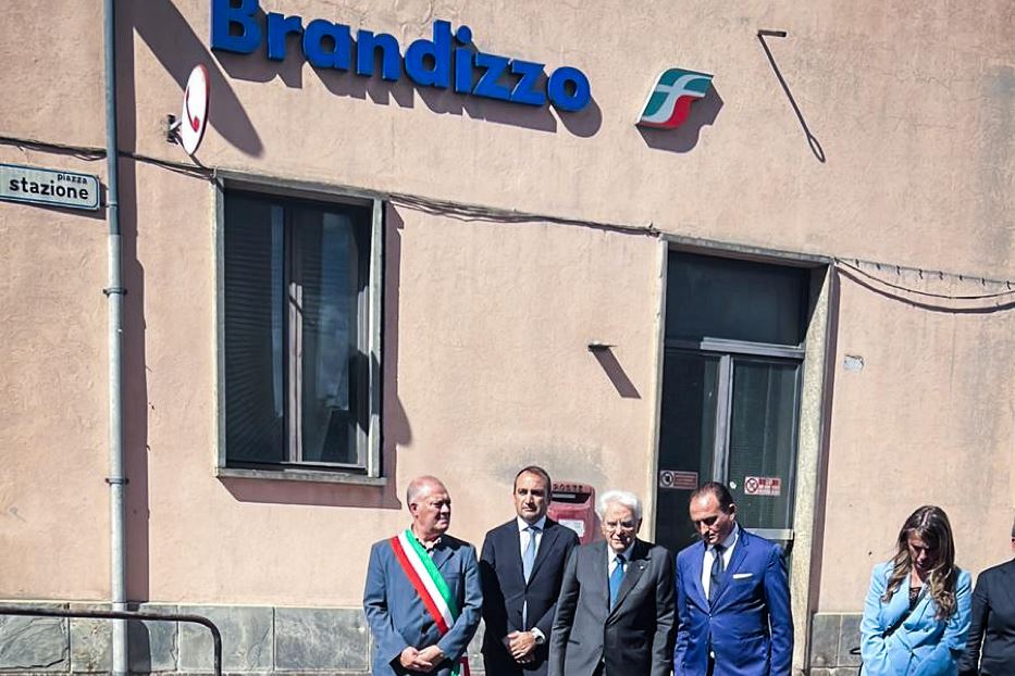 Il presidente della Repubblica, Sergio Mattarella, alla stazione di Brandizzo dove cinque operai al lavoro sono stati travolti da un treno