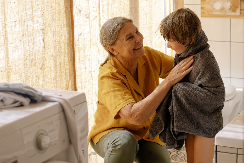Una nonna asciuga il nipotino dopo il bagno: tanti pensionati italiani sono emigrati per seguire i figli