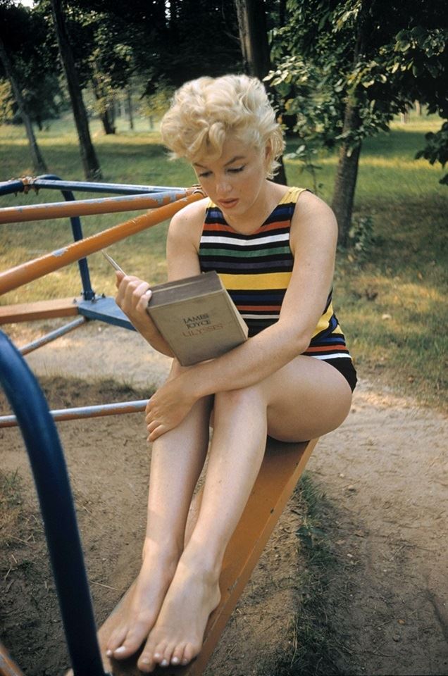 In mostra a Forlì, Musei di San Domenico, 'Eve Arnold. L’opera, 1950-1980': l'attrice Marilyn Monroe mentre legge 'Ulisse' di James Joyce,Long Island,New York,USA,1955