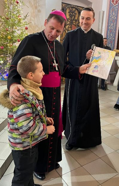 Il vescovo Pavlo Honcharuk con il piccolo Ruslan Zalivan che ha disegnato papa Francesco 'amico dei bambini'