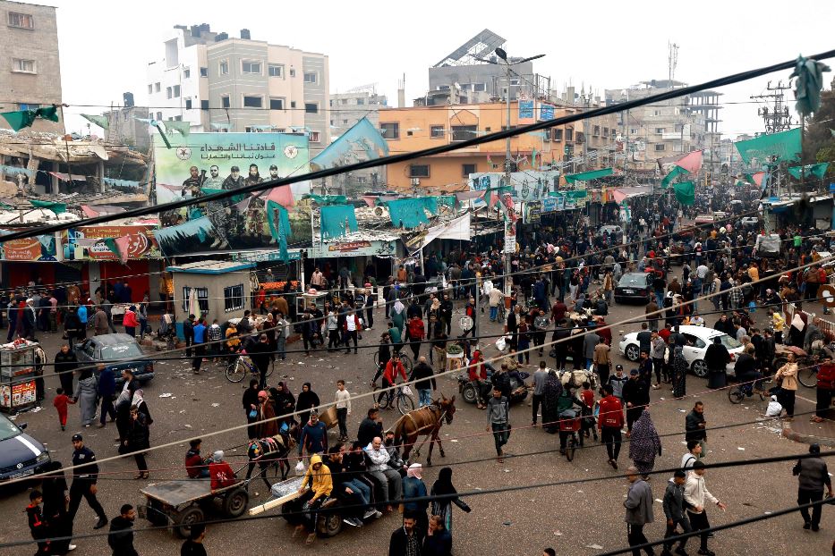La piazza principale della cittadina di Rafah, nei pressi del confine egiziano: moltissimi gli sfollati arrivati qui, o che vi si dirigono, negli ultimi giorni