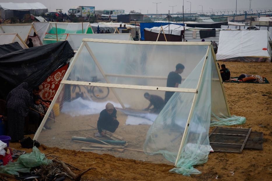 La costruzione di una tenda in un nuovo campo profughi improvvisato nella zona di Rafah, estremo Sud della Striscia
