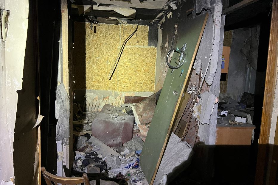 L'appartamento al sesto piano dove è entrato un missile russo in uno dei condomini nel quartiere di Saltivka a Kharkiv