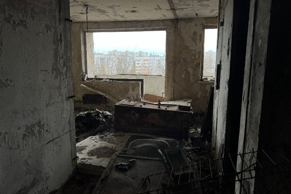 Gli appartamenti all'ottavo piano di uno dei condomini sventrati dai missili russi nel quartiere di Saltivka a Kharkiv