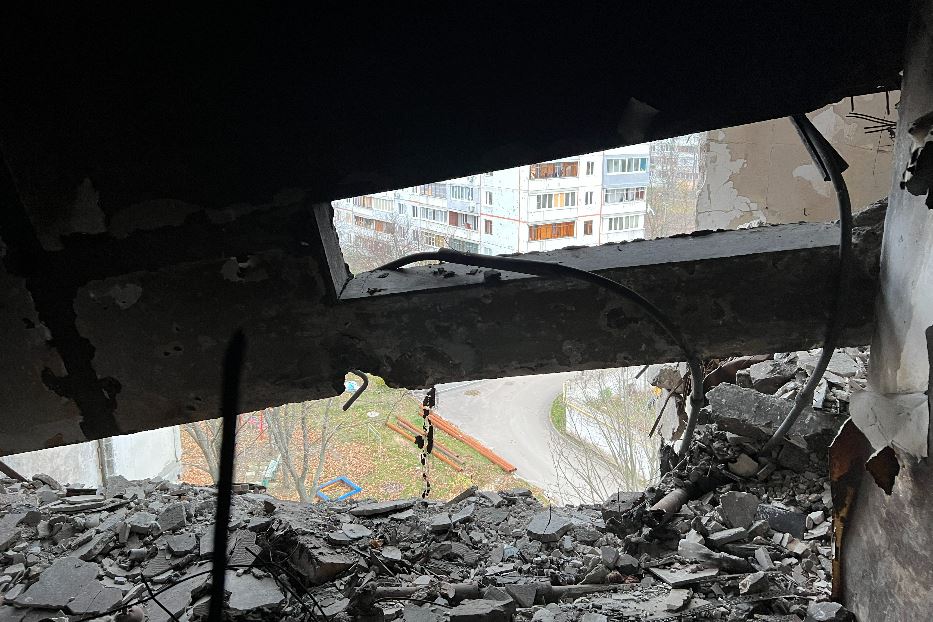 Gli appartamenti all'ottavo piano di uno dei condomini sventrati dai missili russi nel quartiere di Saltivka a Kharkiv